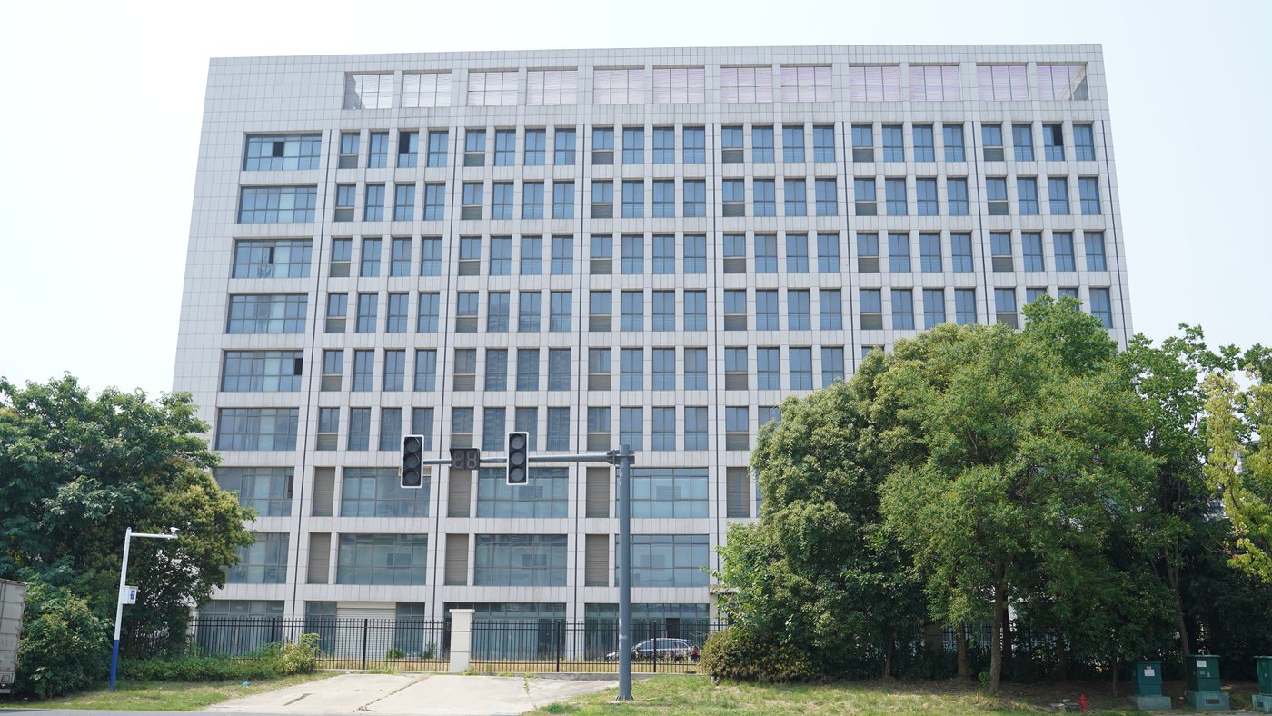 9398产业园项目实景，展示存量空间改造后的产业载体形象。