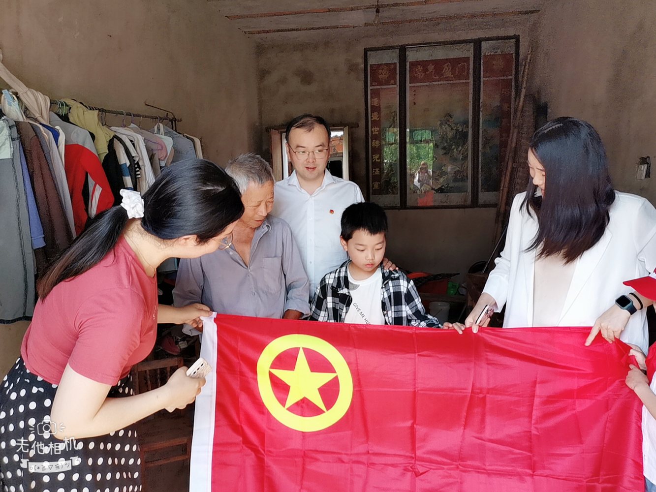 志愿者入户慰问老人和儿童,让公益从口号落到具体陪伴。