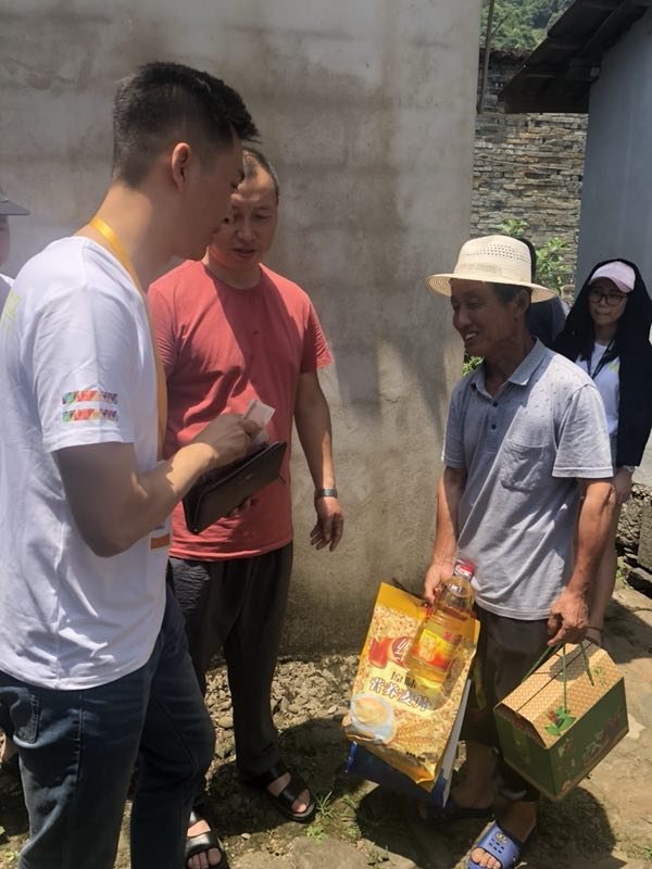 公益慰问与物资发放现场,记录“明明很爱你”的持续行动。