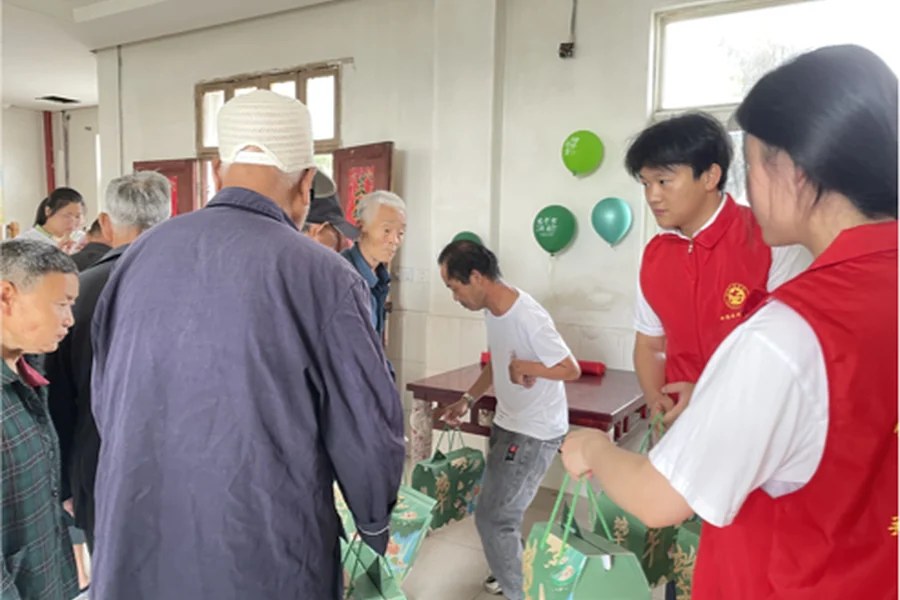 明明很爱你公益行动现场